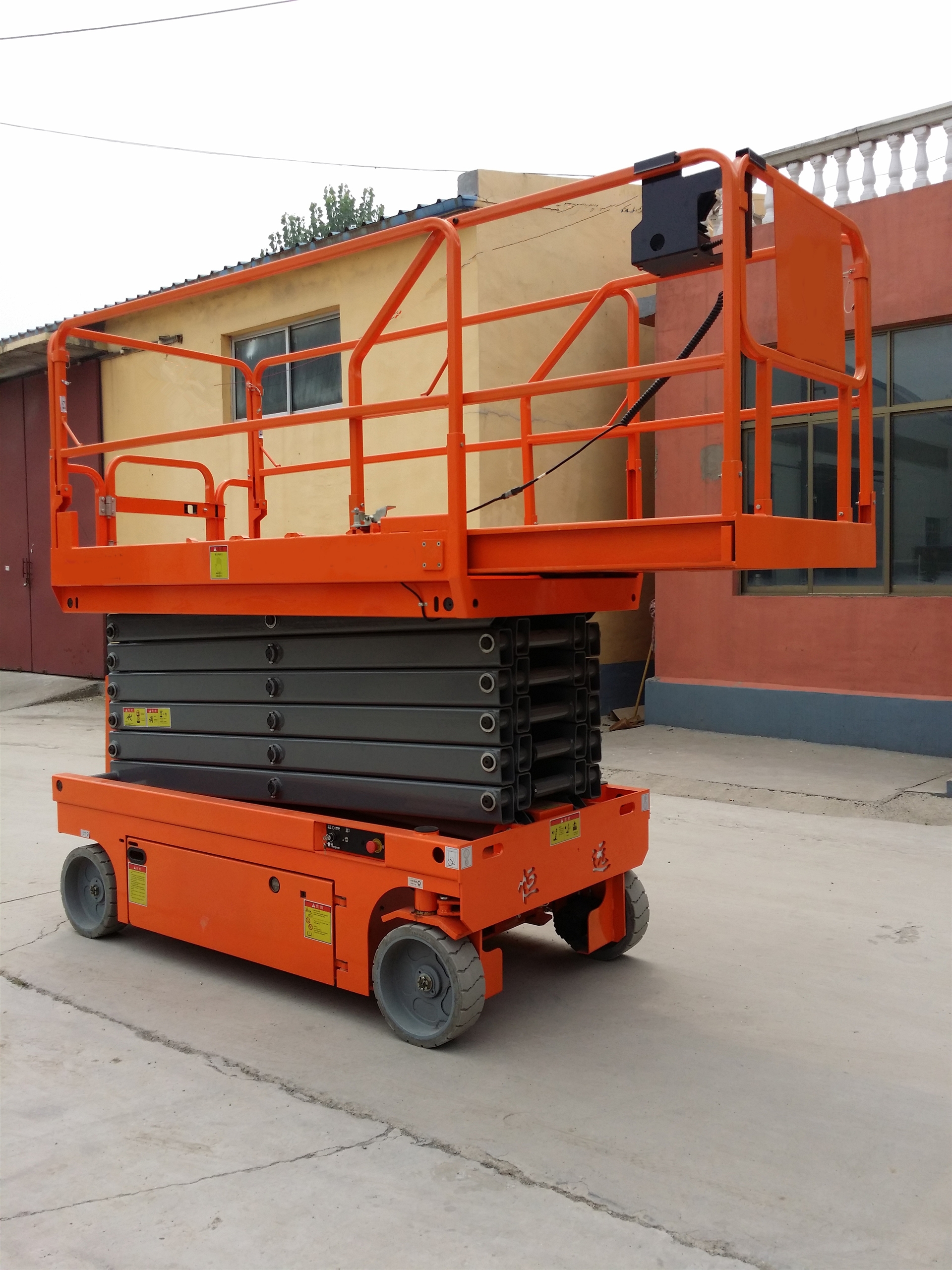 山东鼎力自行剪叉平台升降机