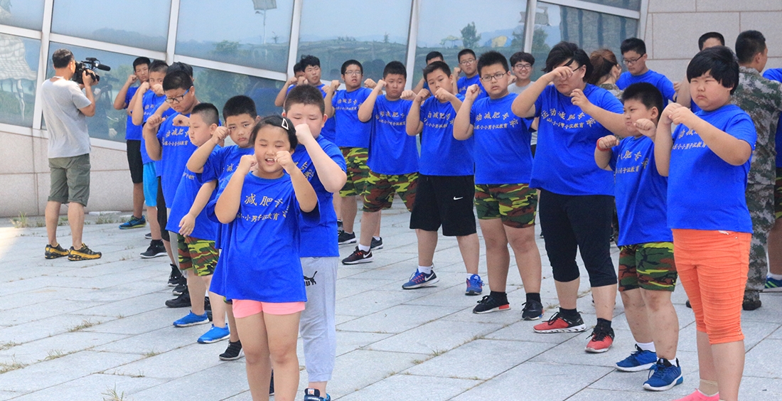 小小男子汉教育《减重基地》是一所的全封闭式减肥训练营