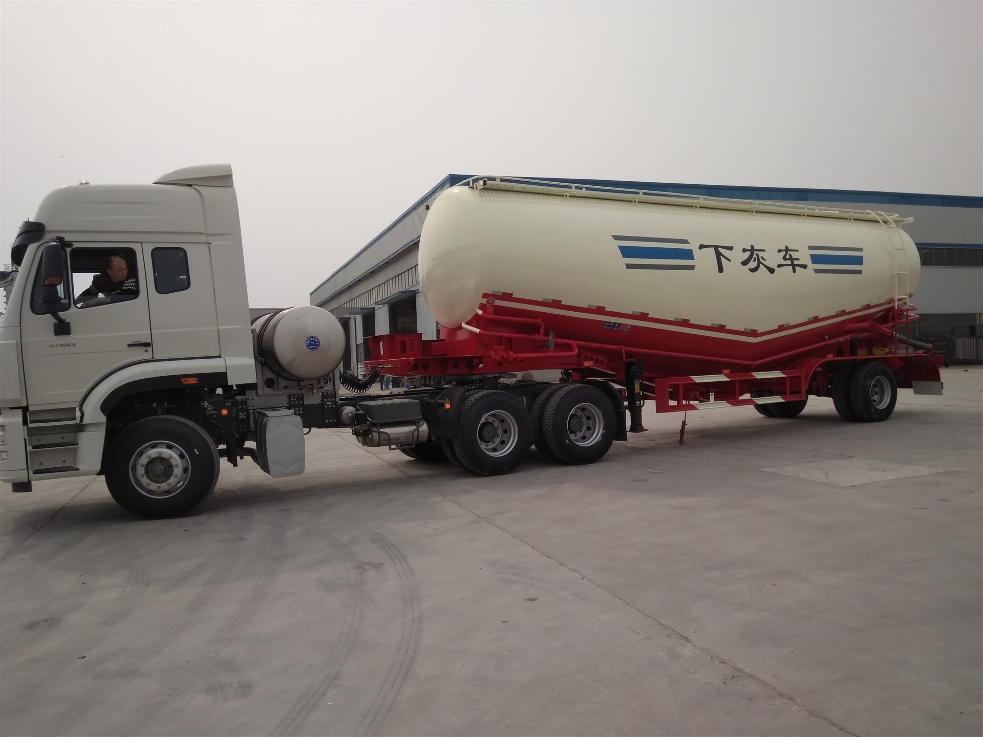 山东品牌水泥罐车散装水泥罐车加工定做